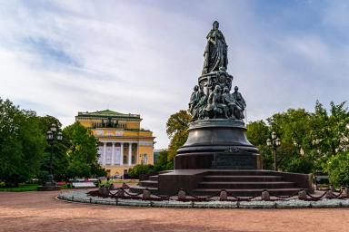 Обзорная по городу с экскурсией в Золотую или Бриллиантовую кладовую Эрмитажа